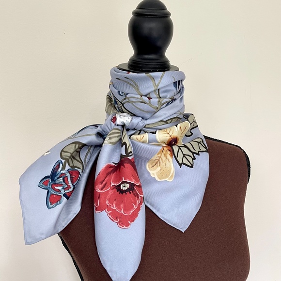 New Gucci Scarf Flora Print Kris Knight Blue Silk Wrap with Gucci Gift Box - Picture 9 of 13